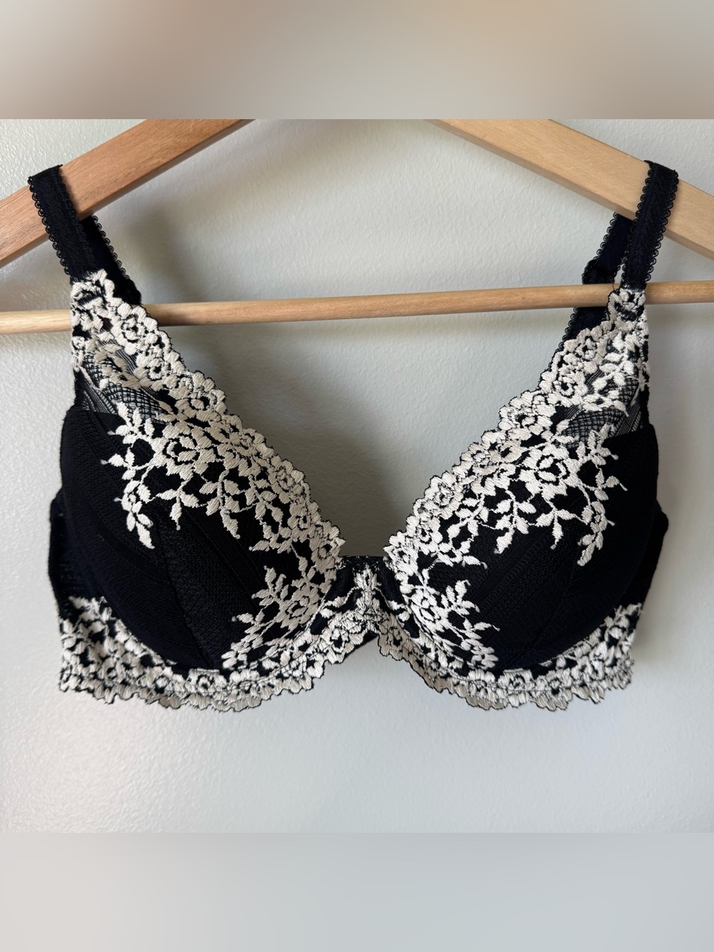 WACOAL Size 36B Embrace Lace Black Plunge Underwire Bra 853291